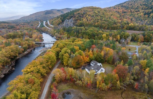 Ultimate 9 BD Getaway: Firepit, Theater, Game Rm, Bar, Decks, River Access