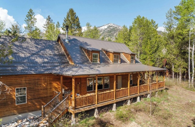 Ultimate Summer Fun Spot! Sleeps 12 - Hot Tub, Grill, Close to Palisades & More!