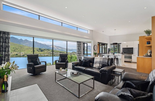 Ultimate Views Hot Tub Luxury | Magnificent villa in esteemed Highview Terrace, Queenstown Hill