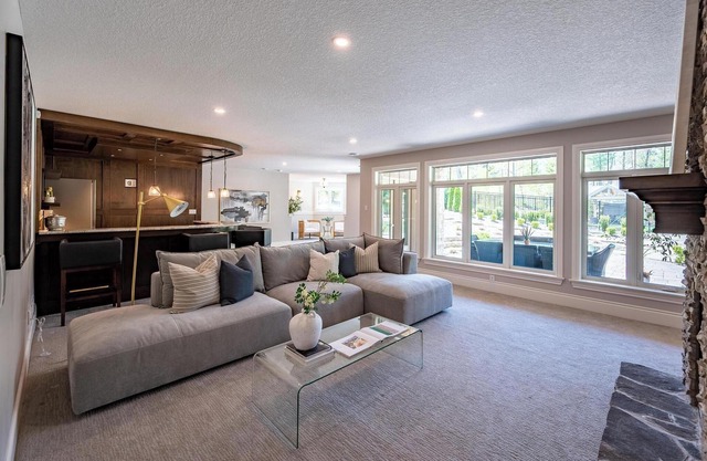 Ultra Elite Grand Bend cottage, pool and 5 min walk to private beach.
