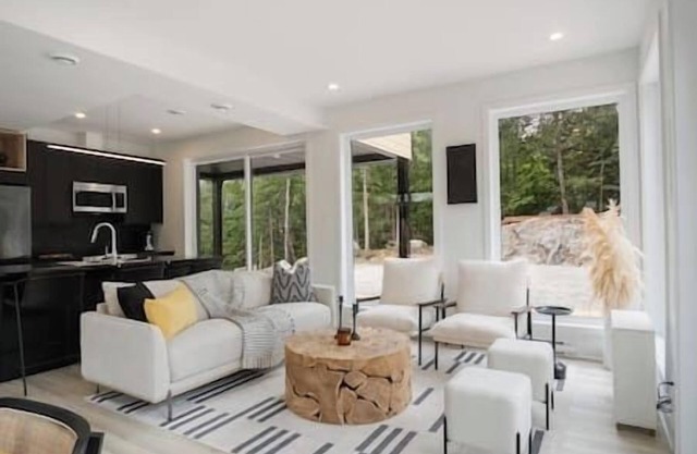 Ultra Luxurious Modern Chalet + Private Jacuzzi