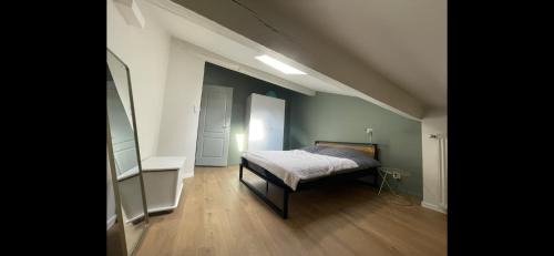 Une chambre double ou une suite parentale dans appartement cosy-chic