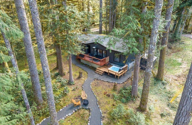 Unforgettable Riverside Experience, Hot Tub, Fire-Pit. 1 Mile to Golf.