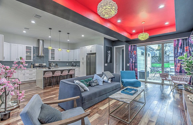 Unique 3 BDR for 10, Near Downtown & 6th St!