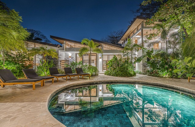 Unique Beautiful Beachfront Property w/Private Beach path Pool