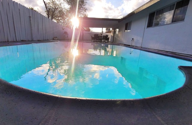 Unique & Stylish 4bd/2br Pool House