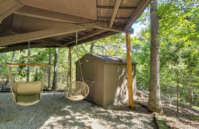 Unique Treehouse Hideaway Near Lake of the Ozarks