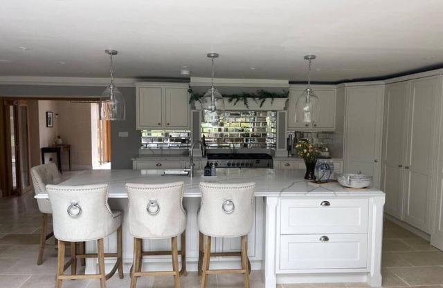 Unique villa and 2 guest houses with pool, garden & parking
