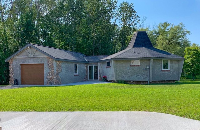 Unique Waterfront Oasis on Twin Lakes, w/large yard, fire pit, gas grill & dock