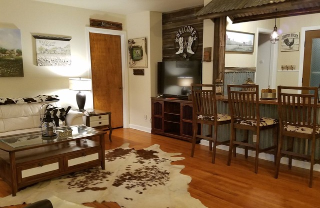 Unique Western Flair, Close to EXTRACO, SILOS, Shopping, EATERIES, 3min LAKE!