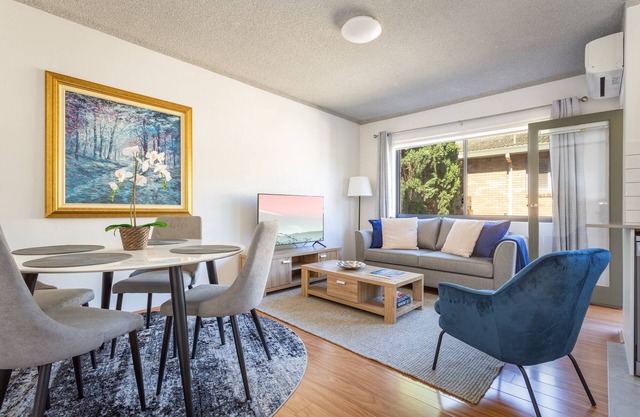 Unit With Balcony, Backyard and Parking Near Shops