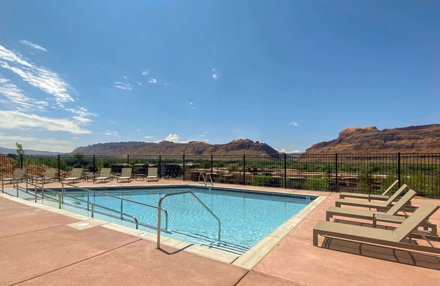 Unwind in Moab's Embrace – Comfortable Room with Kitchen and Pet-Friendly