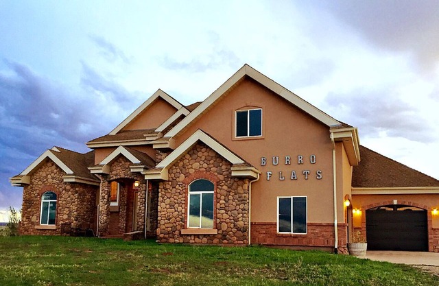 Up to 10 Guests in Kanab's 2nd Largest Home! 6 Bedrooms 6.5 Baths, Country, View