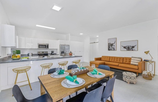Up to 16 guests! Modern house near Wynwood