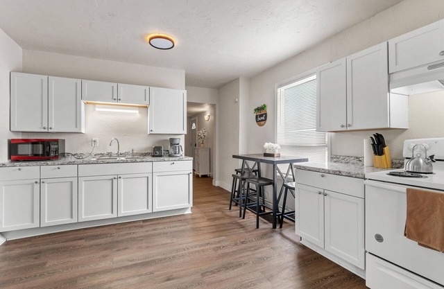 Upbeat Apt on Wollmer - 1 Mile to Maritime Museum Manitowoc