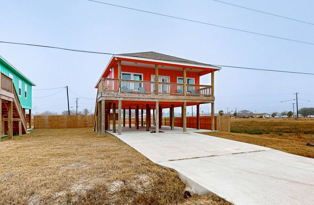 Updated beach house with a furnished deck, washer/dryer, central AC, & gas grill