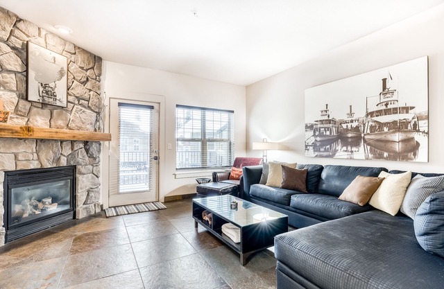 Updated condo with pool & hot tub - easy access to skiing