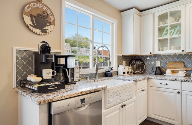 Updated home 10 miles to Napa's wine country! Sleeps 10!nPets are welcome!