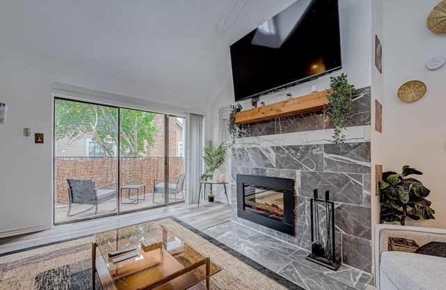 Upscale 1BR Condo in Med Center