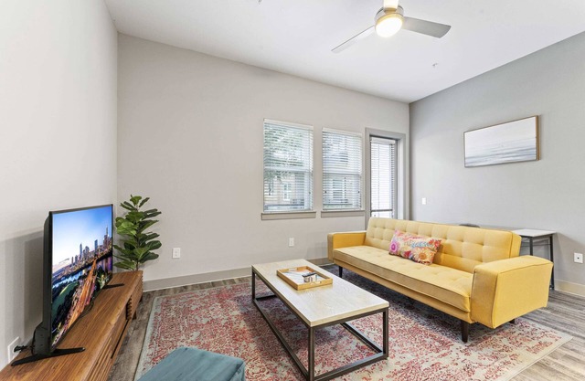 Upscale 1BR luxe suite close to Downtown w/fast WiFi