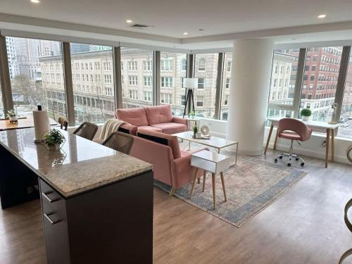Upscale 2BR Condo with Gym & Parking near MGH & TUFTS