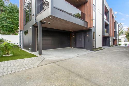 Upscale Abode with Lift, Sea and Skyline Views