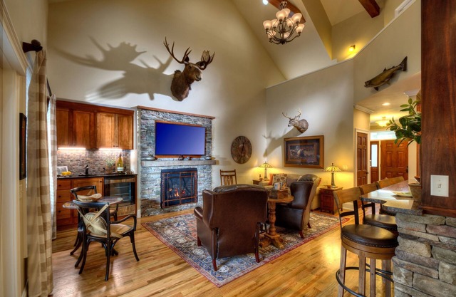 Upscale Adirondack inspired Evan's Lodge - Skaneateles-1.5 mile drive to Village
