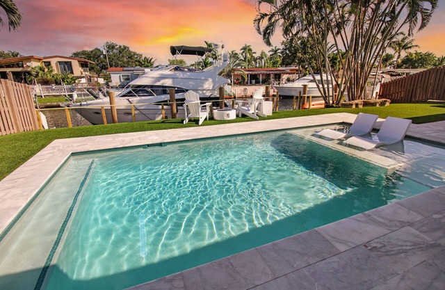 Upscale Florida Waterfront Heaven, Pool, Jacuzzinn