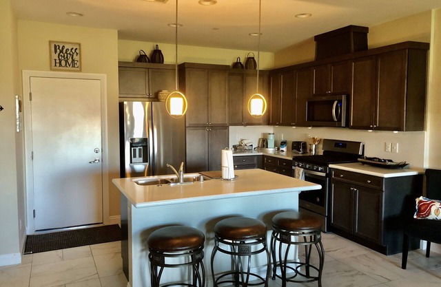 Upscale golf community townhouse - panoramic Strip views!