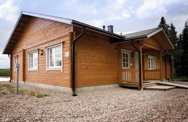 Upscale log villa by the lake + beach sauna