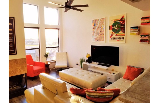 Upscale luxury 2 bd 1 bth loft condo - 10 mins to Airport!