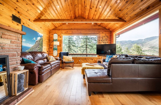 Upscale Remolded Modern Mountain Cabin l HOT TUB l Valley view l King suites