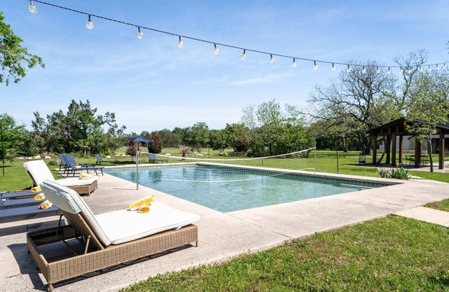 Upstay—Stunning Farmhouse, 10 acres w Private Pool