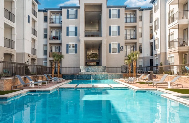 Uptown Dallas KingBed 2 Bedroom w/POOL & Dog park