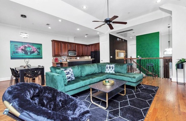 Uptown-Galleria|PrivateBackYard|Sleep12| KingSuite