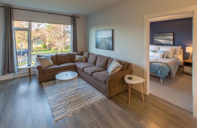 Uptown Oasis-Spacious 2 BR Suite outside of Downtown but Close to So Much