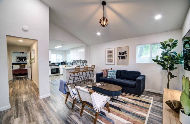 Urban Chic Bungalow | Walk DT, Sleeps 10