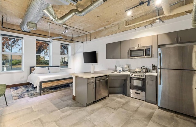 Urban Loft Apartment - 5 Min. to Downtown!