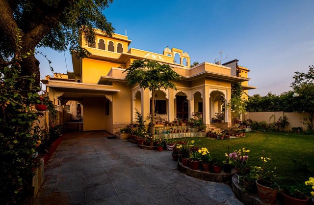 Urban Pinnacle, 2br close to Pichola Lake by Roamhome
