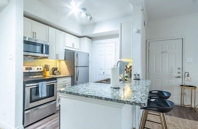 Urban Retreat: 1BR King Suite in Central Spot