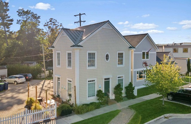 Urban Stay By The Bay: Downtown Pet-Friendly Home