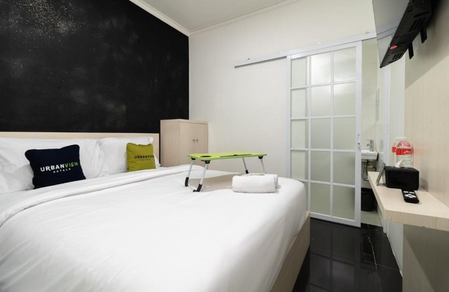 Urbanview Hotel Bizhome Artha Gading Boulevard by RedDoorz