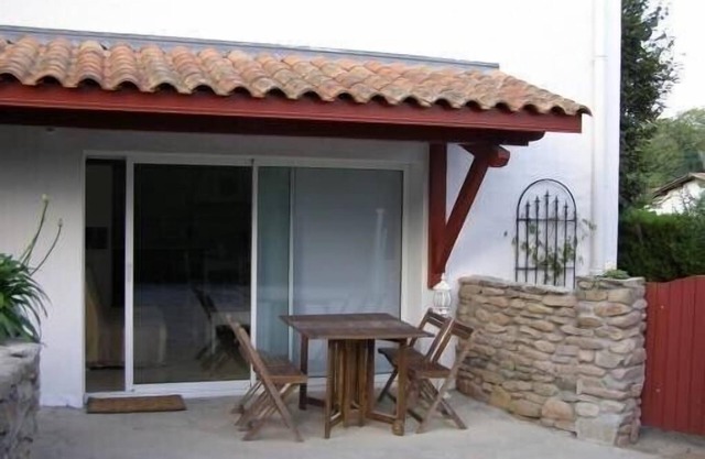 Urrugne, T2 apartment in quiet area, for 2 adults and 2 children maximum