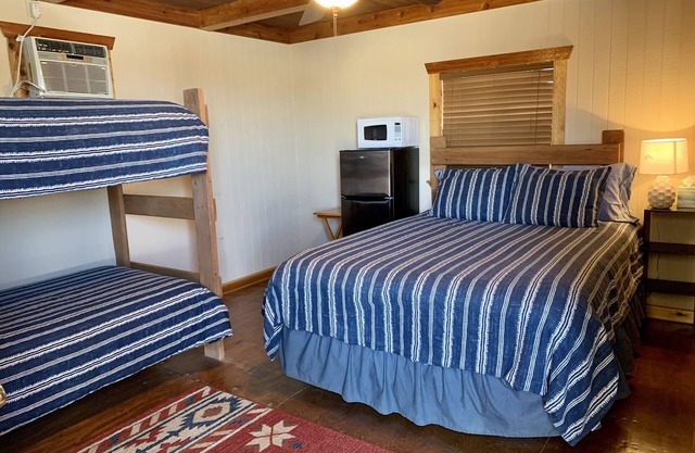 Uvalde cabin. Comfortable quiet cabin 8 miles outside Carrizo Springs