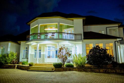 Uzeema Villa, Great for Big Families, Save More!