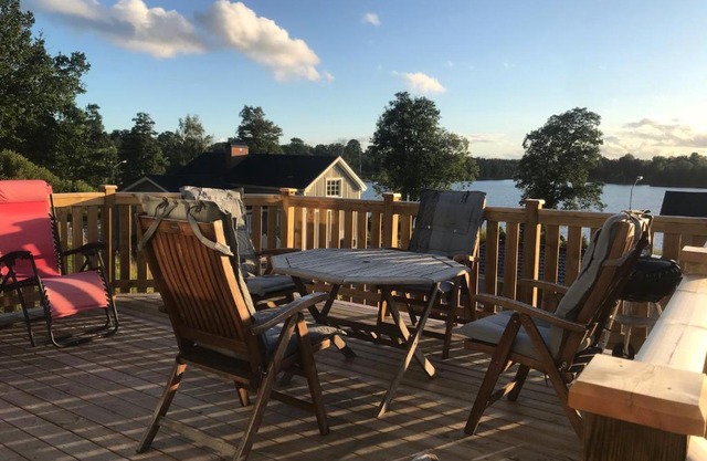 Välutrustad stuga med vacker sjöutsikt