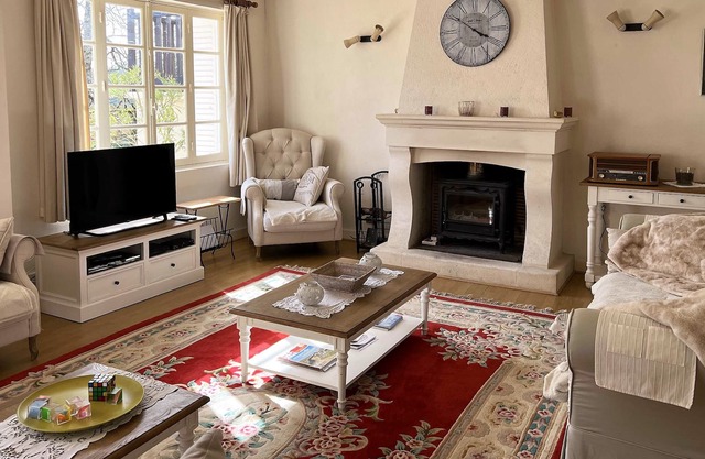 Villa with swimming pool and a vast landscaped park. For 6 to 14 travelers.