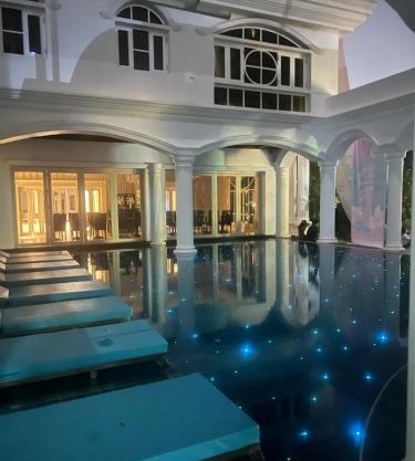 V20 Boutique Jacuzzi Hotel