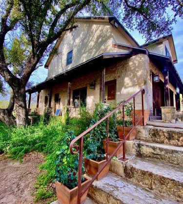 V700 Ranch Stays (Guesthouse)-A Tucked Away Gem