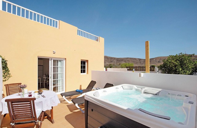 Vacation Apartment 'El Naranjo Con Jacuzzi' with Private Terrace, Private Garden and Wi-Fi